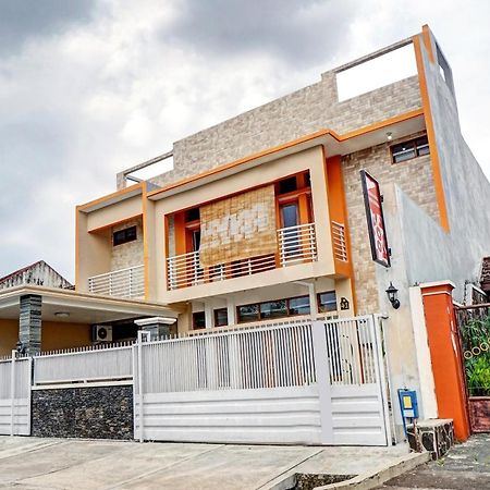 Avisha Guest House Syariah Маланг Экстерьер фото