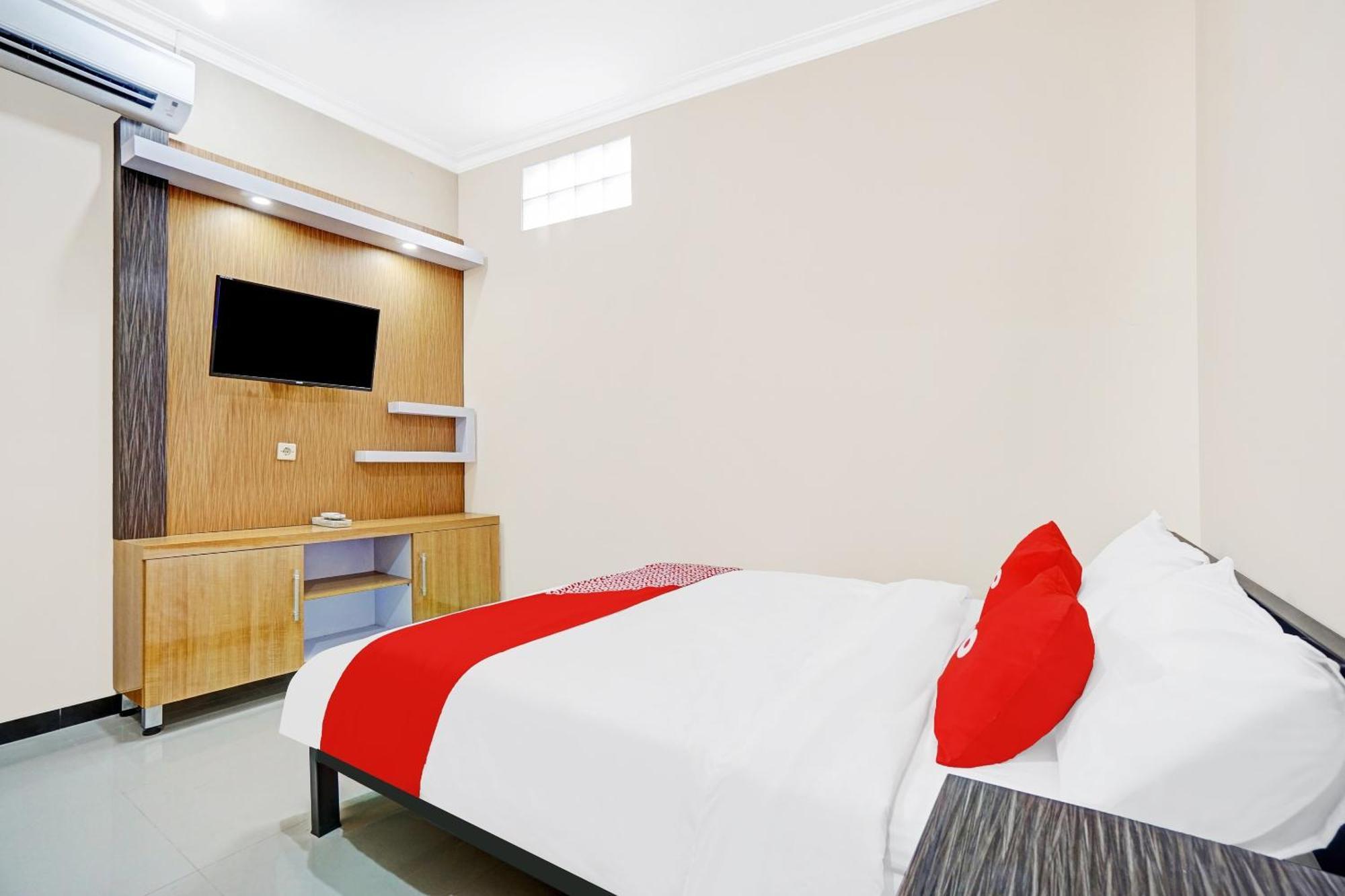 Avisha Guest House Syariah Маланг Экстерьер фото