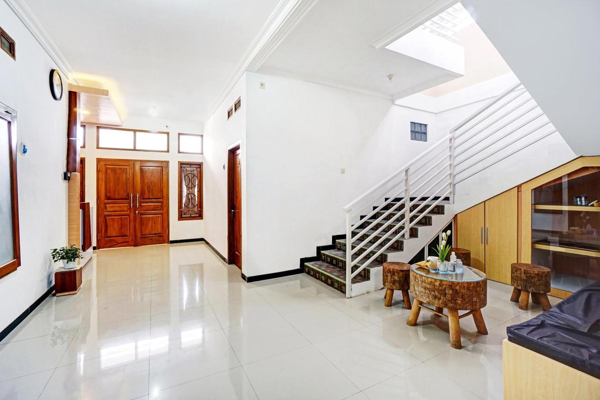 Avisha Guest House Syariah Маланг Экстерьер фото