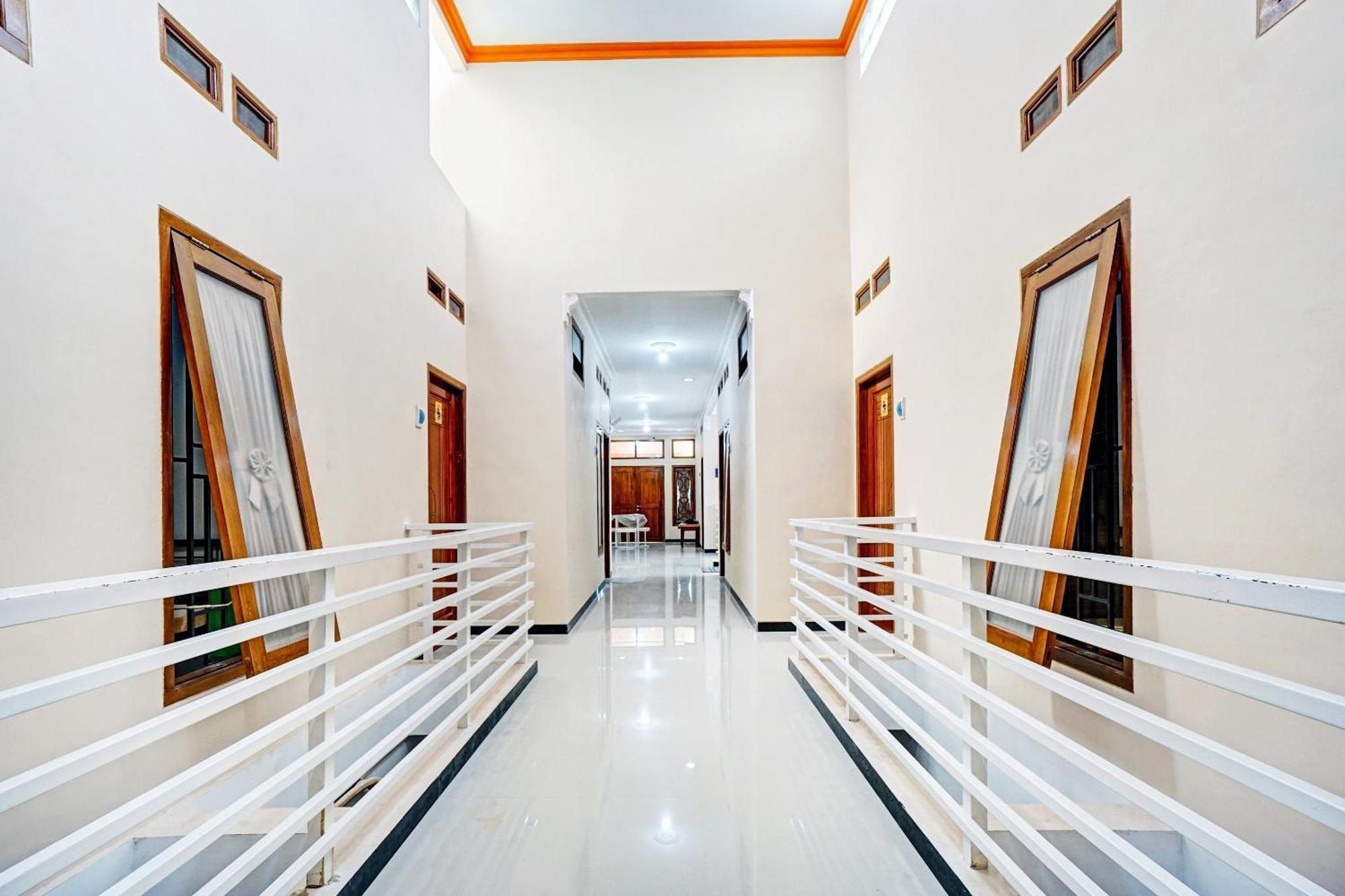 Avisha Guest House Syariah Маланг Экстерьер фото