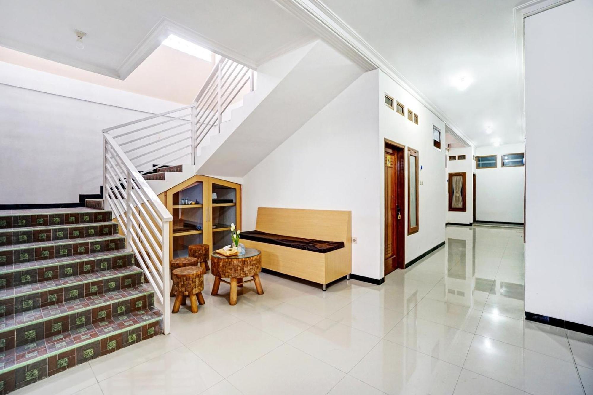 Avisha Guest House Syariah Маланг Экстерьер фото